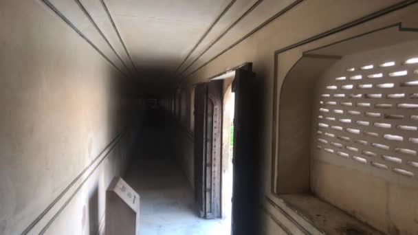 Jaipur, Indien, 05 november 2019, Amer Fort korridor av den inre strukturen i fästningen — Stockvideo