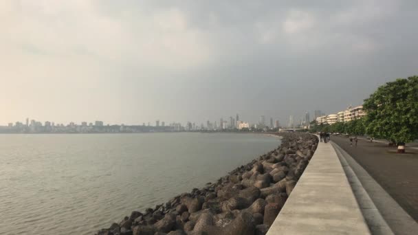 Mumbai, India - 10 november 2019: Marine Drive toeristen aan het water in Bombay is gelegen in de baai van Beck Bey in de Arabische Zee deel 5 — Stockvideo