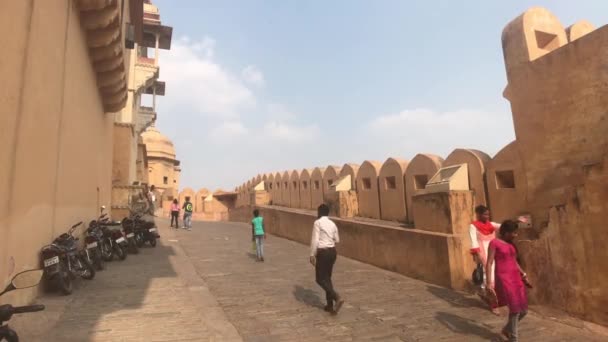 Jaipur, Índia, 05 de novembro de 2019, Amer Fort, turistas caminham pela estrada dentro do forte — Vídeo de Stock