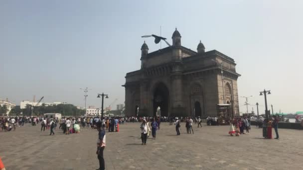 Mumbai, India - November 10, 2019: tourists walk in front of the building part 3 — ストック動画