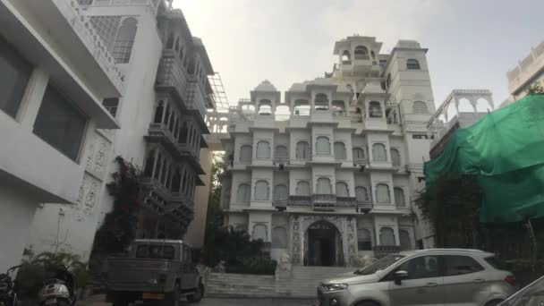 Udaipur, India - beautiful building with cars in the yard — Stock Video