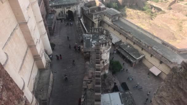 Jodhpur, Indie - 6. listopadu 2019: Mehrangarh Fort Pohled shora z pevnosti na pohybující se turisty — Stock video