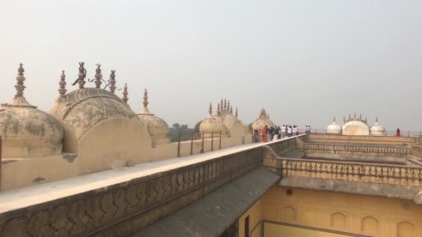 Jaipur, indien - 05. November 2019: Touristen der Festung Nahargarh untersuchen die Überreste einer alten Festung Teil 11 — Stockvideo