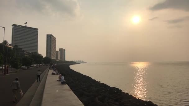 Mumbai, Indien - 10 november 2019: Marine Drive turister går längs banvallen del 12 — Stockvideo