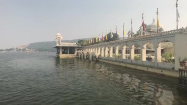 Udaipur, Hindistan - Rıhtım adasının 12. bölümünden göl manzarası