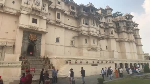 Udaipur, India - 13 novembre 2019: I turisti del City Palace si spostano tra le stanze all'interno del palazzo parte 6 — Video Stock