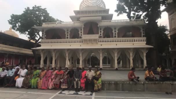 Udaipur, Indie - 13. listopadu 2019: City Palace turisté prozkoumat památky část 6 — Stock video