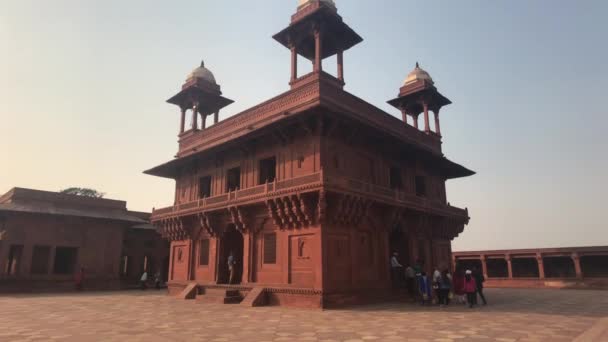 Fatehpur Sikri, Indien - 15 november 2019: Övergivna stadsturister inspekterar resterna av antiken del 16 — Stockvideo