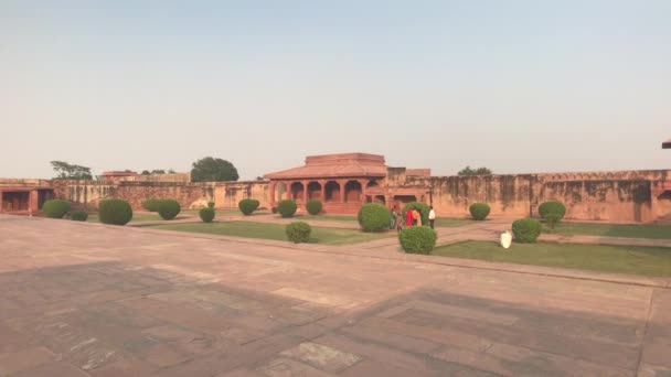 Fatehpur Sikri, India - 15 november 2019: Verlaten stadstoeristen nemen foto 's van de resten van een vervlogen tijdperk deel 5 — Stockvideo