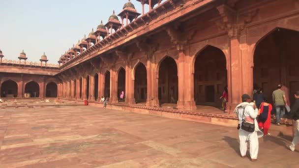 Fatehpur sikri, Indien - 15. November 2019: Verlassene Stadttouristen gehen durch die Straßen Teil 20 — Stockvideo