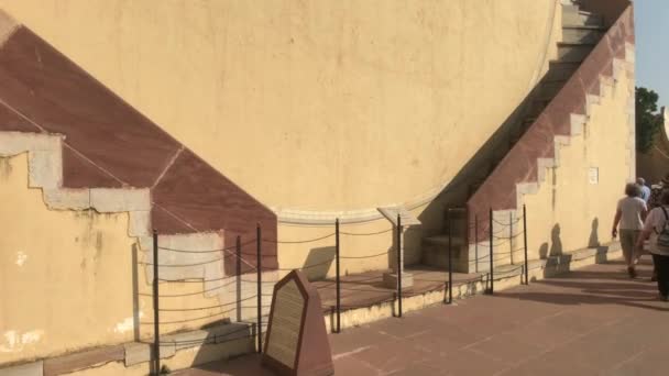 Jaipur, India - 2019. november 04.: Jantar Mantar turisták kilépnek a technikai létesítményből 2. rész — Stock videók