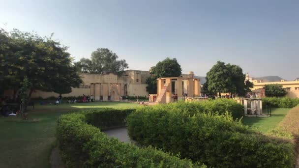 Джайпур, Индия - 04 ноября 2019 года: Туристы Джантар Мантар осмотрят исторические здания под палящим солнцем, часть 13 — стоковое видео