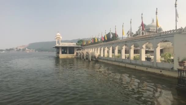 Udaipur, India - View of the lake from the waterfront island part 12 — 비디오