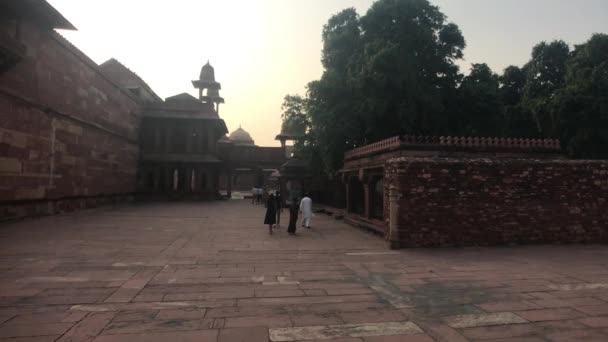 Fatehpur Sikri, Indie - 15. listopadu 2019: Opuštěné městské turisty pěšky po ulicích část 11 — Stock video