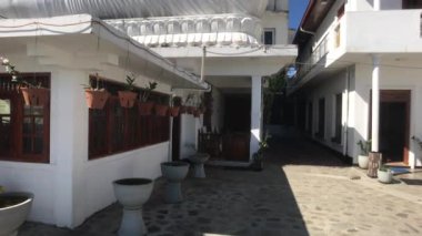 Kandy, Sri Lanka, büyük Buda tapınağının binalarıyla dolu bir bahçe.