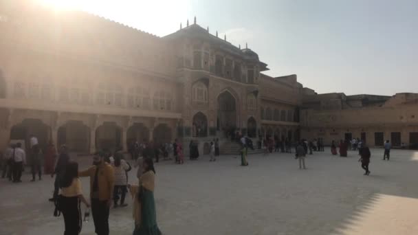 Jaipur, Índia, 05 de novembro de 2019, Amer Fort turistas na praça estão à sombra do edifício — Vídeo de Stock