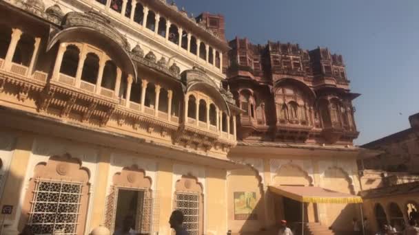 Jodhpur, India - 06 de noviembre de 2019: Mehrangarh Fort turistas ver los lugares de interés de la antigua fortaleza — Vídeo de stock