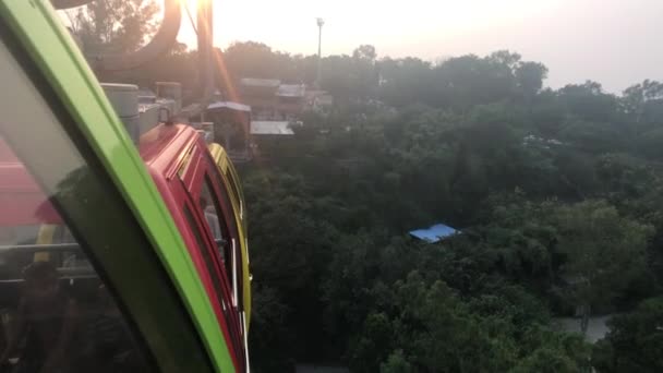 Udaipur, Indie - kabiny lanovek stoupají — Stock video