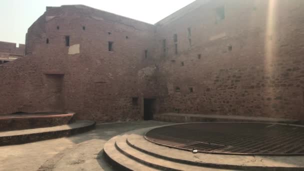 Agra, Inde - Fort d'Agra, fragment d'un ancien bâtiment avec fenêtres sur le terrain du fort — Video