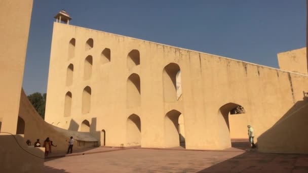 ジャイプール,インド- 2019年11月4日: Jantar Mantar観光客は、灼熱の太陽の下で歴史的な建物を検査します7 — ストック動画