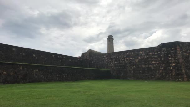 Galle, Sri Lanka, de hoofdmuur van het fort tegen de klokkentoren — Stockvideo