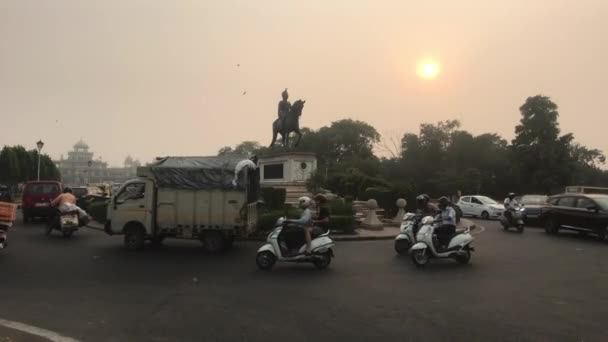 Jaipur, indien - 03. November 2019: Kreisverkehr mit Einheimischen und Denkmal — Stockvideo