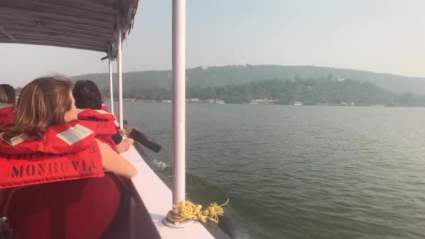 Udaipur, indien - 12. November 2019: Lake-Pichola-Touristen segeln auf einem Boot Teil 7 — Stockvideo