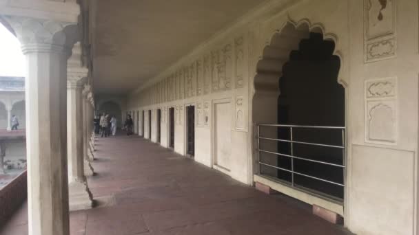 Agra, India, November 10, 2019, Agra Fort, tourists walk along a corridor of white marble — 비디오