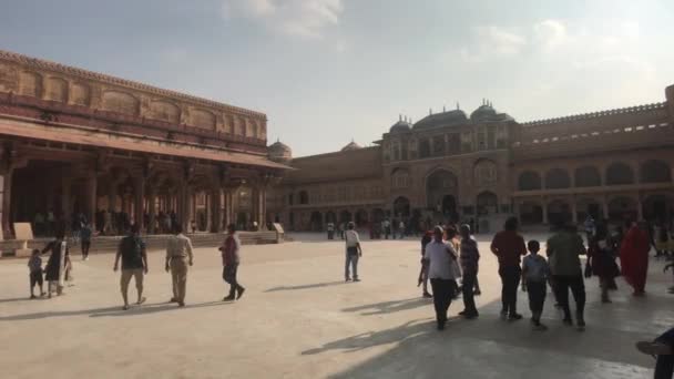 Jaipur, India, November 05, 2019, Amer Fort, tourists walk in the square under the sun — Stockvideo