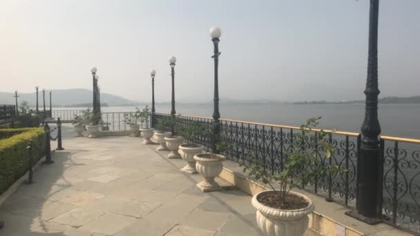 Udaipur, India - Vista del lago desde la isla frente al mar — Vídeos de Stock