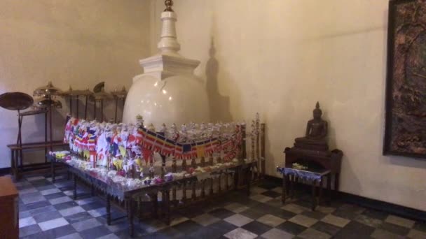Kandy, Srí Lanka, szoba Dagobával a templomban. — Stock videók