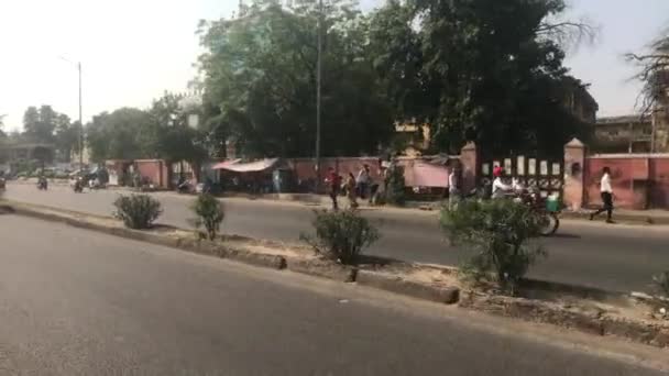 Jaipur, India - oncoming traffic on the city street — Stok video