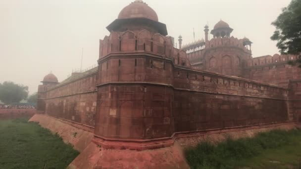 New Delhi, Indie, 11 listopada 2019, Czerwony Fort, boczna wieża z ogrodzeniem — Wideo stockowe