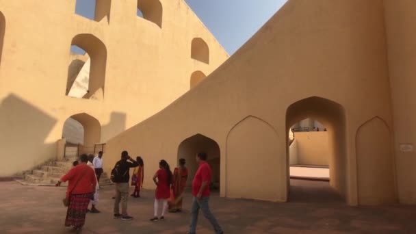 Jaipur, Indie - listopad 04, 2019: Jantar Mantar turisté procházky po území historických staveb část 5 — Stock video