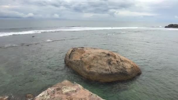 Galle, Sri Lanka, vistas al mar y rocas costeras — Vídeo de stock