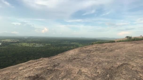 Sigiriya, Sri Lanka, prachtige lucht boven de berg — Stockvideo