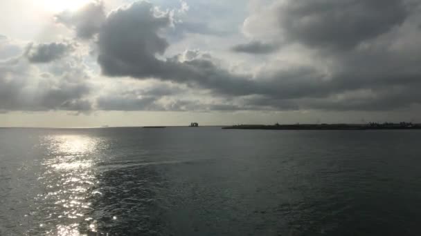 Colombo, Sri lanka, zon door de wolken op zee — Stockvideo