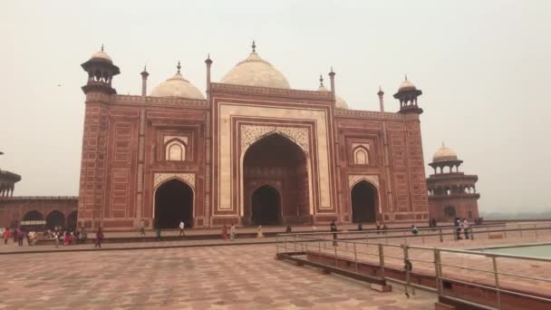 Agra, India, 10 november 2019, Taj Mahal, tweede moskee gemaakt van rood materiaal — Stockvideo