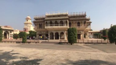 Jaipur, Hindistan - 4 Kasım 2019: Şehir Sarayı merkez binası ve meydanın kenarında saat kulesi