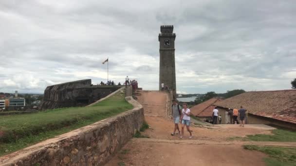 Galle, Σρι Λάνκα, πύργος ρολογιού και τουρίστες — Αρχείο Βίντεο