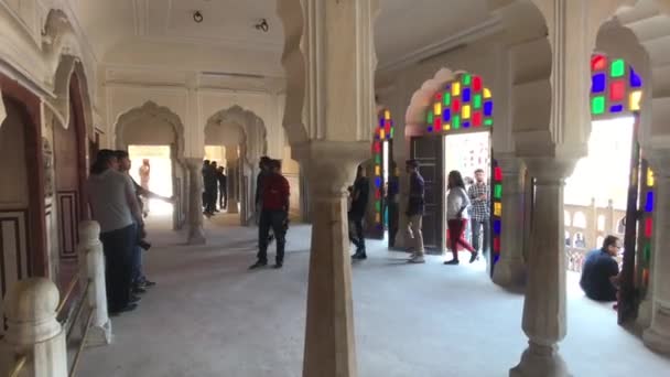 Джайпур, Индия - 04 ноября 2019 года: Хава-Махал туристы ходят по коридорам здания часть 6 — стоковое видео