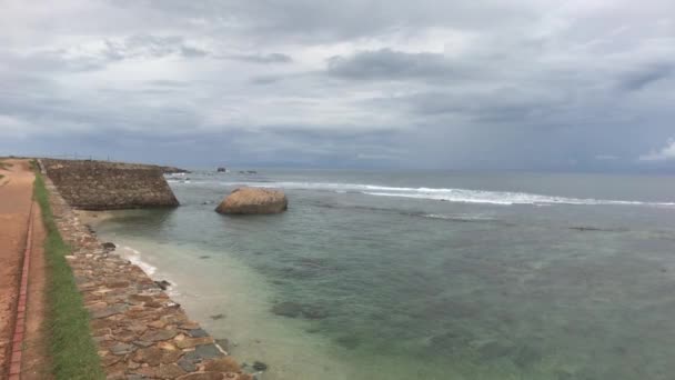 Galle, Σρι Λάνκα, θέα στη θάλασσα από τη δεξιά πλευρά του τοίχου — Αρχείο Βίντεο