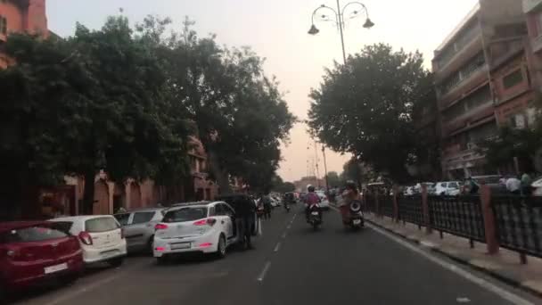Jaipur, Indie - listopad 03, 2019: motocyklová doprava po silnici s turisty část 12 — Stock video