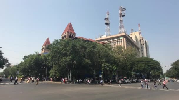 Mumbai, Inde - 10 novembre 2019 : les touristes marchent autour de la place partie 5 — Video