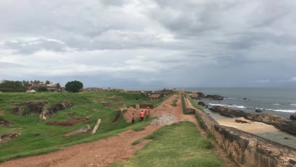 Galle, Sri Lanka, piaszczysta ścieżka wzdłuż muru — Wideo stockowe