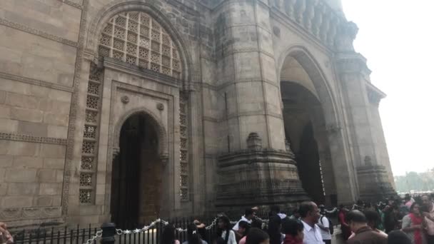 Mumbai, India - 10 november 2019: toeristen wachten op het schip deel 2 — Stockvideo