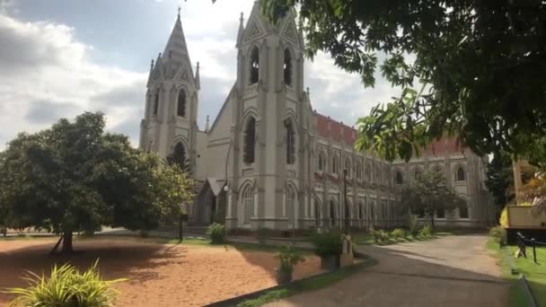 Negombo, Sri Lanka, 23 november 2019, Sankt Sebastians kyrka, sidovy över kyrkan — Stockvideo