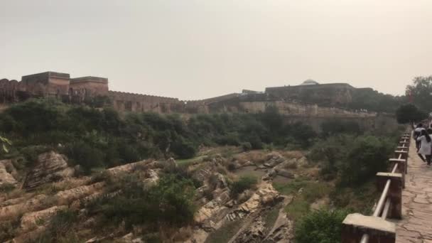 Джайпур, Индия - 03 ноября 2019 года: Джайгарх Форт туристы смотрят вниз с высоты стен — стоковое видео