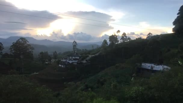 Ella, Sri Lanka, il sole splende tra le nuvole — Video Stock