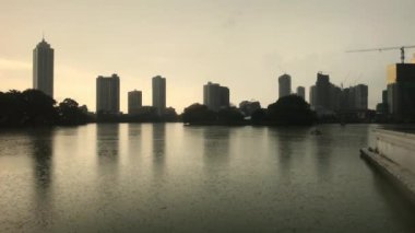 Colombo, Sri Lanka, Akşamları gölün arka planında yüksek binalar